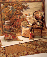 В салоне имеются в продаже шиниловые ковры разных размеров, джакардовые наволочки и декоративные  
		джакардовые бордюры.